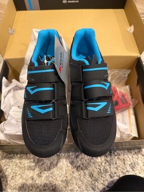 Cycling Shoe Size 6.5 Women, 5 Men 
Venzo Arc Delta